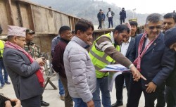 भौतिक पूर्वाधारमन्त्री ज्वालाद्वारा सडक र पुल अनुगमन